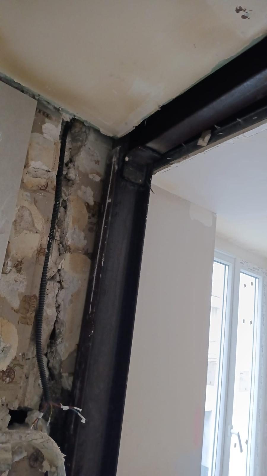 Ouverture de mur porteur réalisée : portique acier, poutre sous plafond et poteau