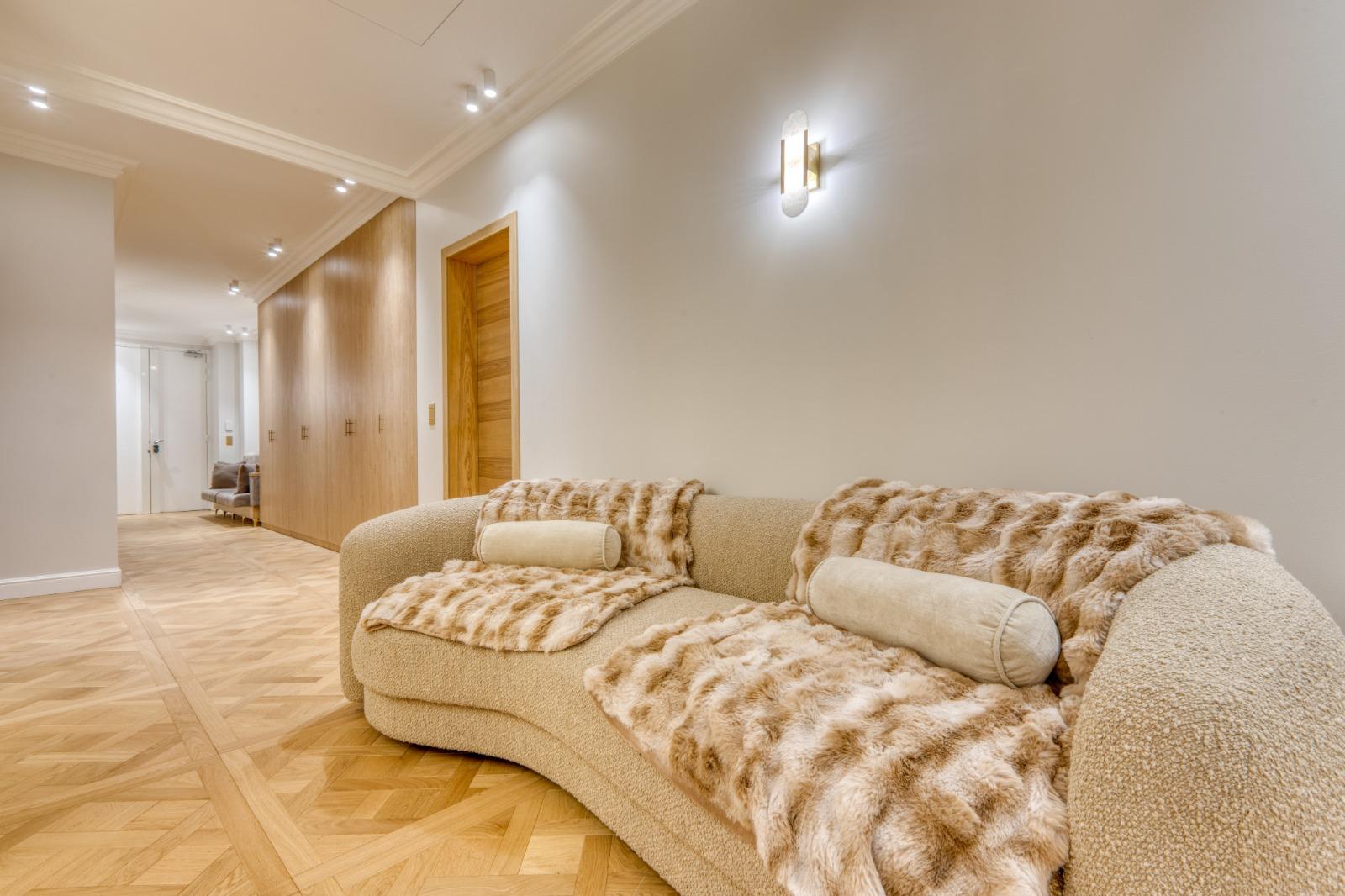 Appartement rénové et meublé pour la location : salon et placards en chêne clair