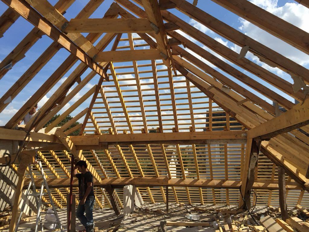 Charpente bois neuve posée au-dessus d'une maison avant la couverture