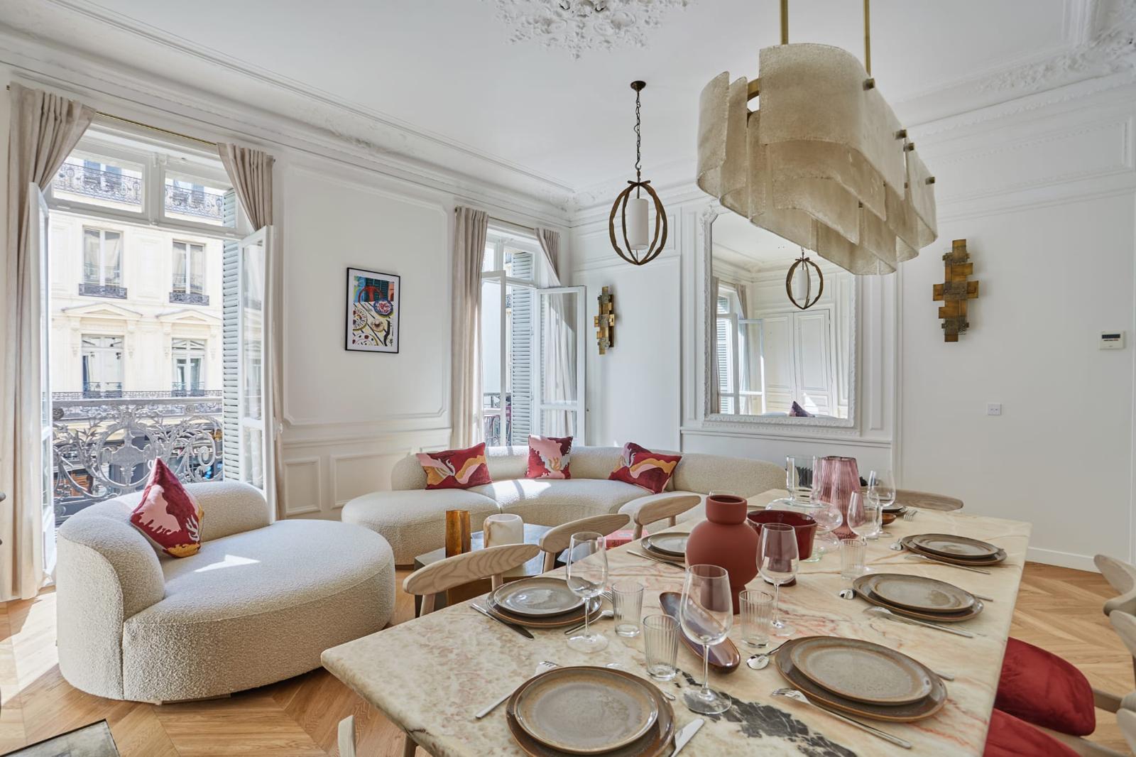 Séjour d'un appartement haussmannien rénové : moulures, parquet en point de Hongrie, fenêtres sur balcon